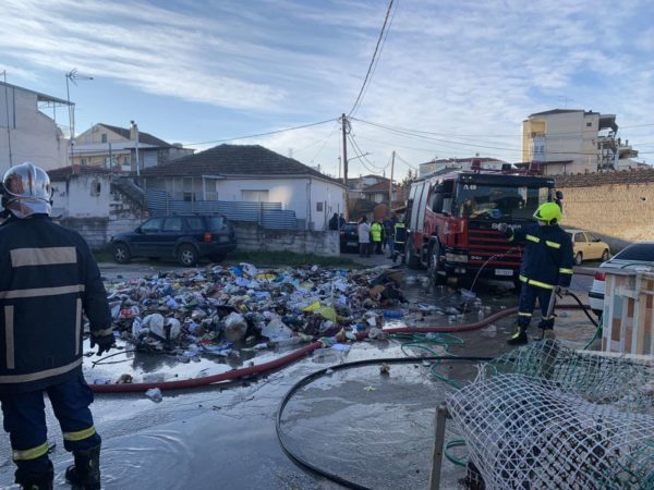 Πρωινή αναστάτωση σε συνοικία της Λάρισας: Σκουπίδια απορριμματοφόρου «άρπαξαν» φωτιά - Ρίχτηκαν στο δρόμο για κατάσβεση (φωτό - βίντεο)