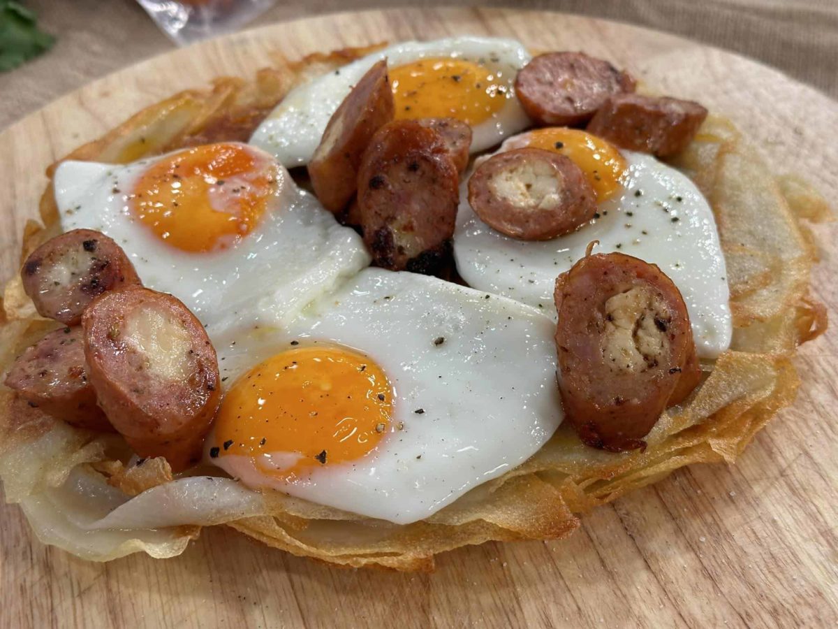 Αφράτα pancakes πατάτας με λουκάνικα και αυγά