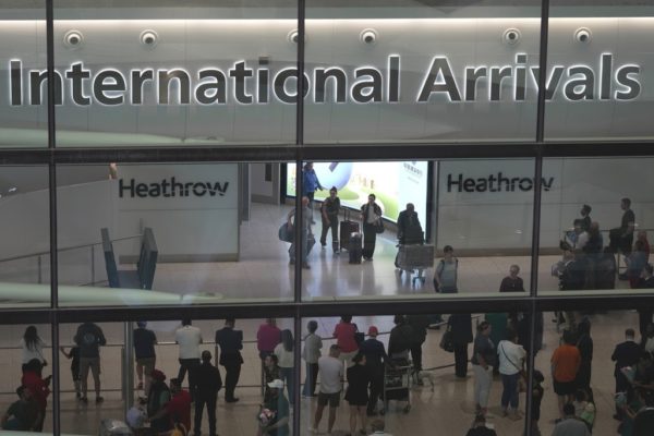 Ταξιδιωτικό χάος για τους Βρετανούς από τους νέους κανόνες της ΕΕ σε σχέση με τα διαβατήρια