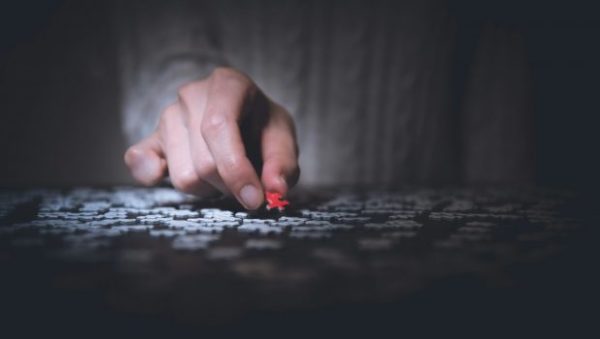 «Puzzle therapy»: Τo χόμπι που βελτιώνει τη διάθεση και τη ψυχική μας υγεία