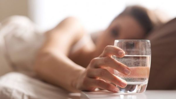 WaterTok: Tο νέο viral κόλπο του TikTok για να πίνεις 3 λίτρα νερό τη μέρα
