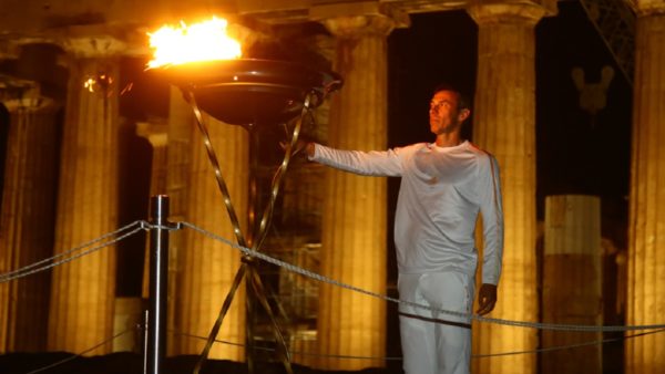 Η Ακρόπολη φωτίστηκε από την Ολυμπιακή Φλόγα (video)