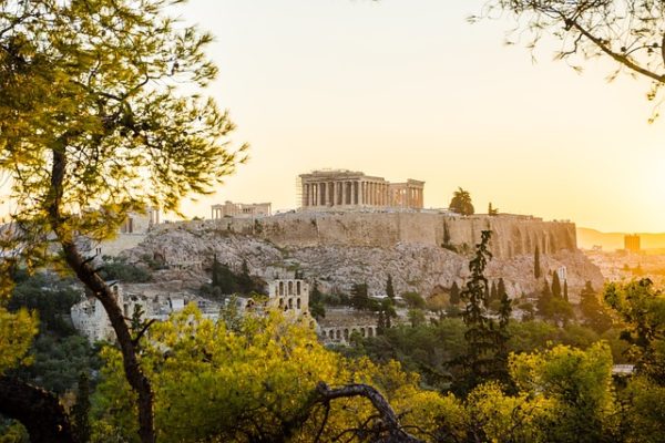 The Times: Η Ελλάδα στάθηκε ξανά στα πόδια της μετά τη μεγαλύτερη παγκόσμια ύφεση