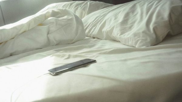 Tips για να χαλαρώσεις με το κινητό και να έχεις έναν ποιοτικό ύπνο