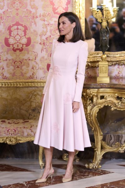 Η βασίλισσα Letizia με ροζ φόρεμα και slingback γόβες