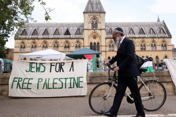 Βρετανία: Απεργία πείνας από δέκα φοιτητές εν μέσω διαμερτυριών αλληλεγγύης στην Παλαιστίνη