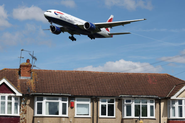 Ταλαιπωρία για χιλιάδες επιβάτες στα βρετανικά αεροδρόμια – Εκτός λειτουργίας το σύστημα πληροφορικής