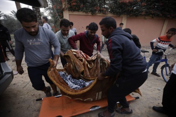 Τουλάχιστον 34.904 Παλαιστίνιοι νεκροί από ισραηλινά πλήγματα στη Λωρίδα της Γάζας, σύμφωνα με το υπουργείο Υγείας του θύλακα