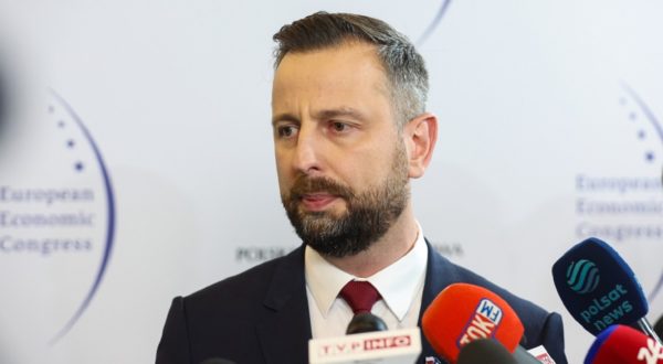 Πολωνία: Ο υπουργός Άμυνας προέτρεψε τους πολίτες να ετοιμάσουν «σακίδιο έκτακτης ανάγκης» για κάθε περίπτωση
