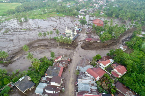 Ινδονησία: Τουλάχιστον 34 νεκροί και 16 αγνοούμενοι από πλημμύρες και κατολισθήσεις