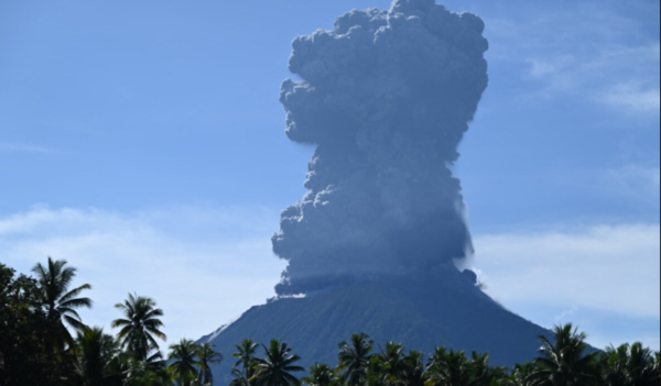 Ινδονησία: Τέφρα σε ύψος 5.000 χλμ. εκτοξεύεται από τον κρατήρα του ηφαιστείου Ibu