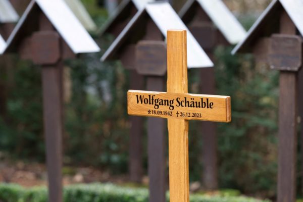 Γερμανία: Στόχος βανδαλισμού το μνήμα του Βόλφγκανγκ Σόιμπλε – Έσκαψαν τρύπα βάθους 1,20 μ.