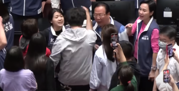 Πεδίο μάχης η βουλή της Ταϊβάν: Βουλευτές πιάστηκαν στα χέρια (video)
