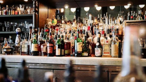 Προσεκτικό μάρκετινγκ για αλκοολούχα ποτά σε συνεργασία με το υπουργείο Υγείας