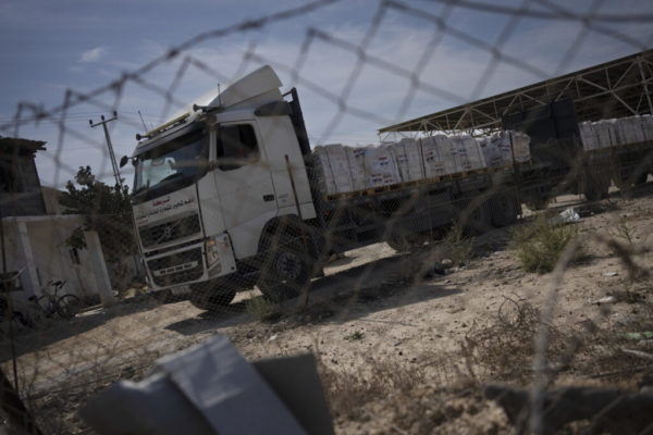 Ισραηλινοί ειρηνιστές προστάτευσαν οχηματοπομπή με βοήθεια για τη Γάζα