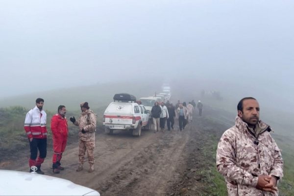 Σωστικά συνεργεία ανέσυραν το πτώμα του Ιρανού προέδρου και οκτώ άλλων που επέβαιναν στο ελικόπτερο που συνετρίβη