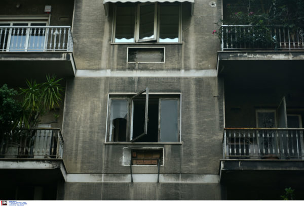 Τραγωδία στο κέντρο της Αθήνας: Έρευνα για τα αίτια της φωτιάς που στοίχισε τη ζωή σε δύο αδέλφια