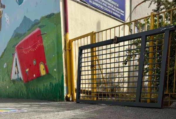 Κηφισιά: Φωτογραφίες – ντοκουμέντο από την πόρτα που καταπλάκωσε 9χρονο μαθητή σε δημοτικό σχολείο – Στο νοσοκομείο το παιδί
