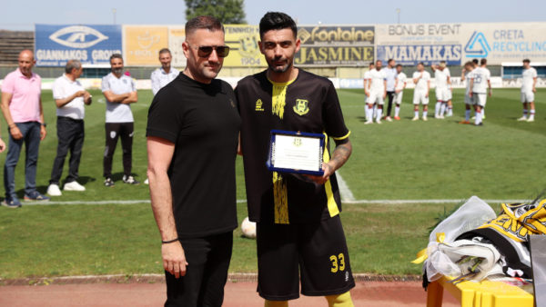 Ο Αθανασιάδης βραβεύτηκε στο τελευταίο ματς της καριέρας του από τον ΠΑΟΚ