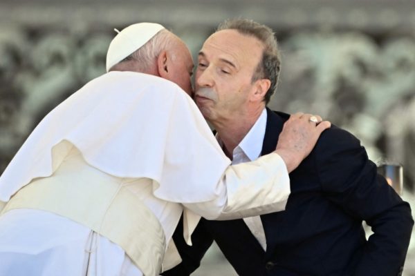 Ιταλία: Ο Ρομπέρτο Μπενίνι φίλησε τον Πάπα Φραγκίσκο