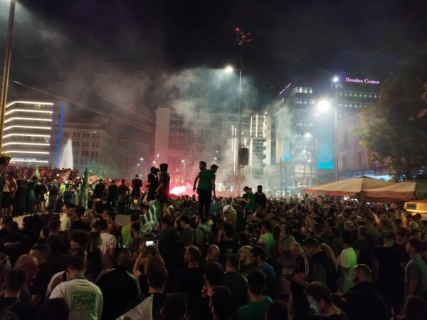 Η νύχτα έχει γίνει μέρα στην Ομόνοια: Κόσμος, φωνές και πολλά καπνογόνα για την σπουδαία νίκη του Παναθηναϊκού – Δείτε video