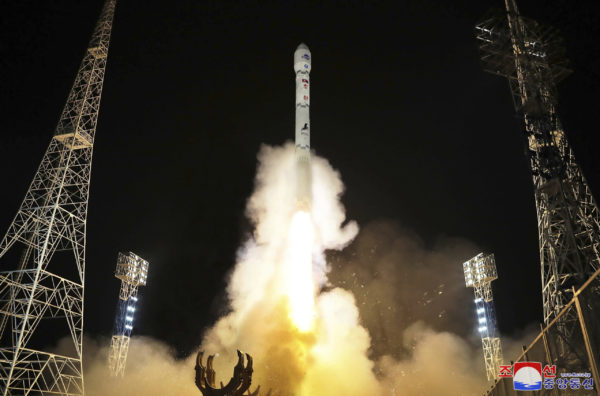 B. Κορέα: Σε αστοχία του κινητήρα οφείλεται η συντριβή του πυραύλου που μετέφερε κατασκοπευτικό δορυφόρο, σύμφωνα με την Πιονγκγιάνγκ