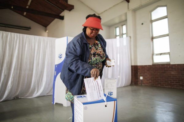Άνοιξαν οι κάλπες στη Νότια Αφρική – Δυσκολεύει η αυτοδυναμία για το Αφρικανικό Εθνικό Κογκρέσο