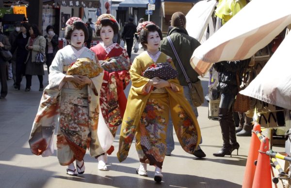 Κιότο: Κλείνουν τους δρόμους για να εμποδίσουν τους τουρίστες να «κυνηγήσουν» τις γκέισες