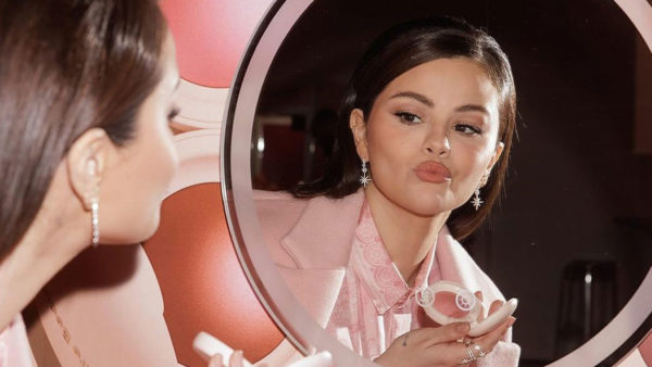Το trick της Selena Gomez για τέλειες γυαλάδες στην επιδερμίδα