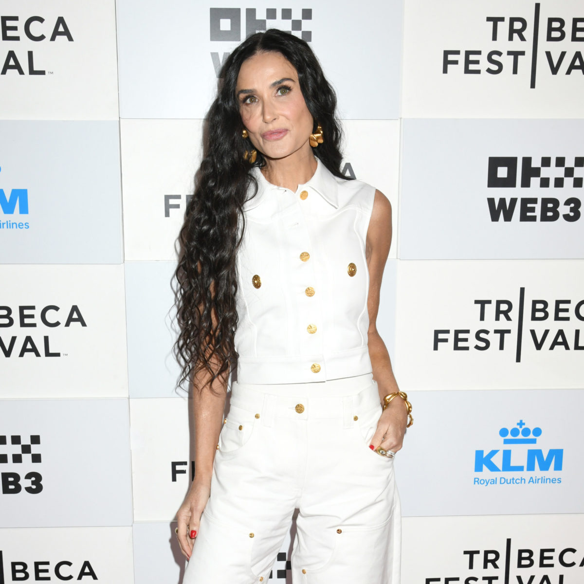 Demi Moore: Με total white look του οίκου Schiaparelli