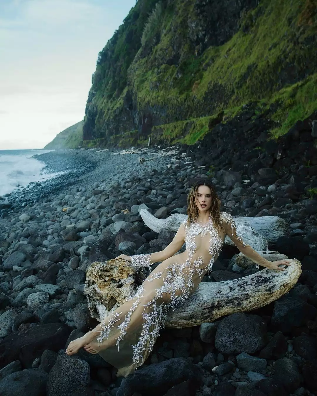 Η Alessandra Ambrosio ποζάρει στη Vogue Portugal με δύο εντυπωσιακές δημιουργίες Celia Kritharioti