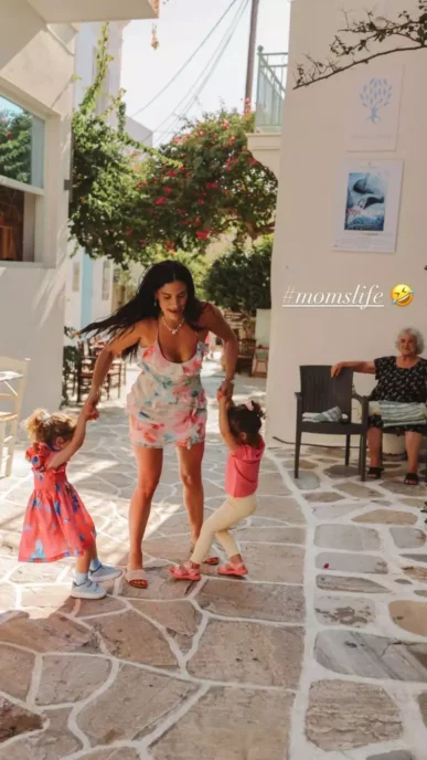 Χριστίνα Μπόμπα: Στα σοκάκια της Νάξου μαζί με τις δίδυμες κόρες της Αριάνα και Φιλίππα