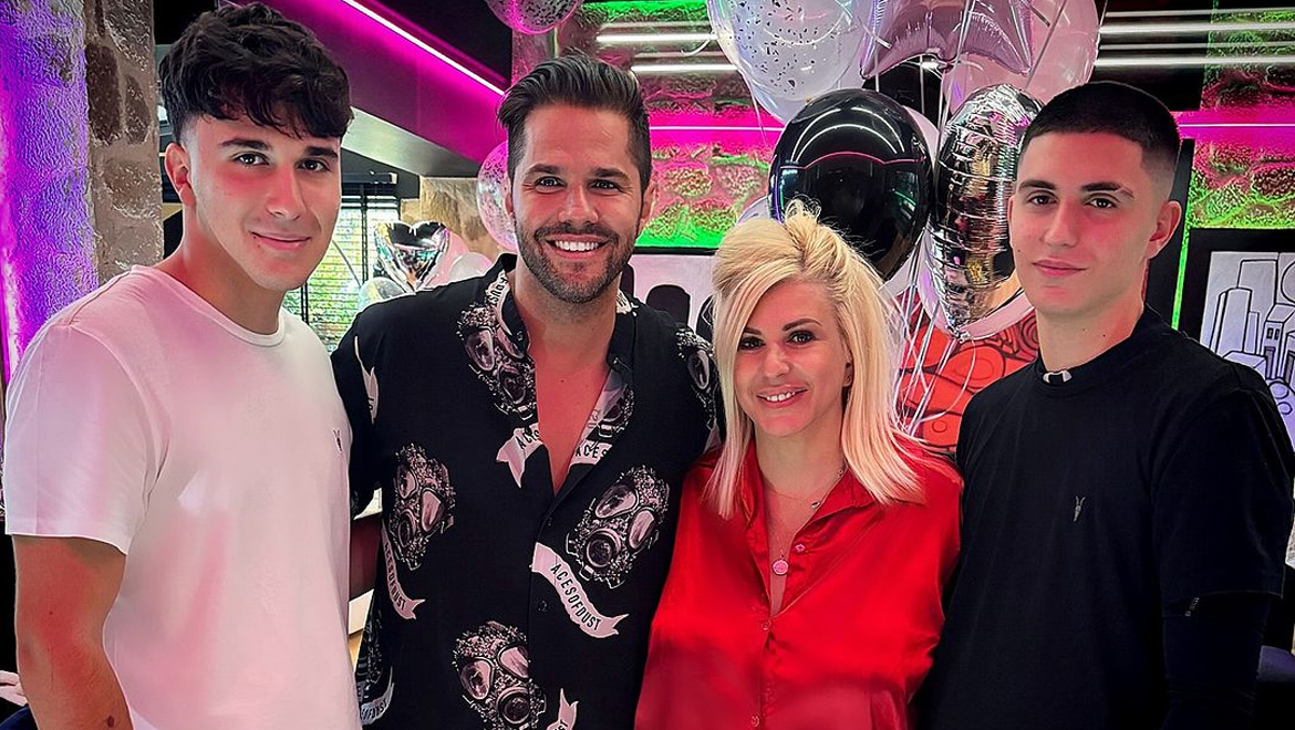 Γιώργος Τσαλίκης: Αγκαλιά με τους δύο γιους του στα γενέθλια της συζύγου του Δώρας Δημητροπούλου