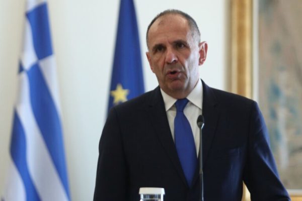 Ενημερώνει αρχηγούς και εκπροσώπους κομμάτων ο Γεραπετρίτης – Νέες προκλήσεις από Βόρεια Μακεδονία, στην Κύπρο τα βλέμματα