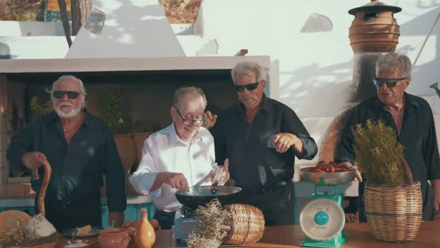 Καλοκαίρι στο Νότο: Βεντέτα με τις γιαγιάδες της Κρήτης άνοιξαν οι παππούδες – Μπροστάρης ο Ηλίας Μαμαλάκης