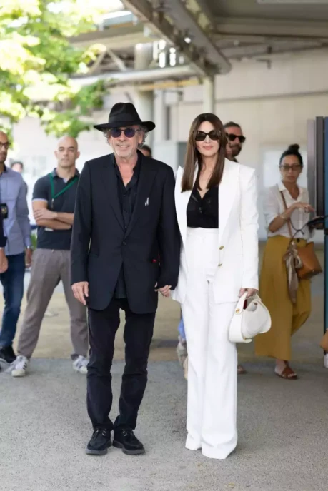 Ο Tim Burton και η Monica Bellucci έφτασαν στο φεστιβάλ Βενετίας με matching looks