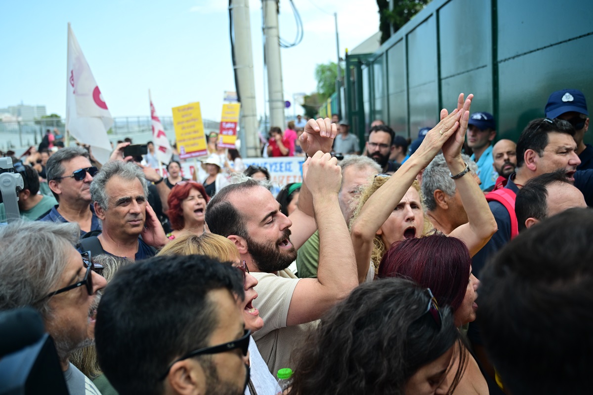 Σε εξέλιξη η κινητοποίηση εκπαιδευτικών έξω από το Υπουργείο Παιδείας