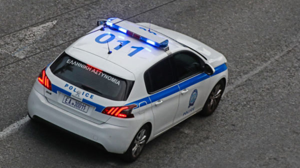 Συλληψη ανηλίκου στον Πειραιά. Αφαίρεσε με τη βία αλυσίδα λαιμού και σταυρό από ηλικιωμένη