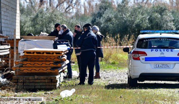 Άγριο φονικό σε χωριό της Λάρισας – Ο δράστης είναι ταμπουρωμένος μέσα στο κατάστημά του, κρατώντας χειροβομβίδα!
