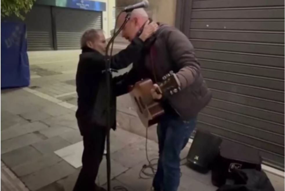 Ο Στ. Ξαρχάκος αγκαλιά με πλανόδιο μουσικό που ερμήνευε το «Ήτανε μια φορά» – Η συγκινητική στιγμή και η ιστορία του τραγουδιού