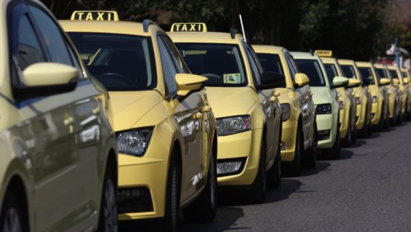 Ταξί: Οι μισοί οδηγοί συμμορφώθηκαν με την υποχρέωση για το αυτοκόλλητο – Μετά τις συστάσεις αρχίζουν τα πρόστιμα