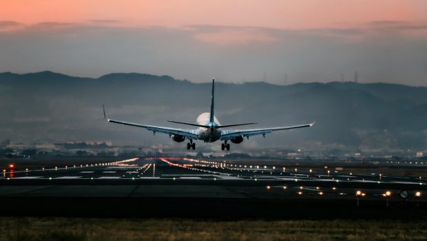 Αεροπλάνο: Γιατί πρέπει να έχουμε το κινητό μας σε λειτουργία πτήσης;