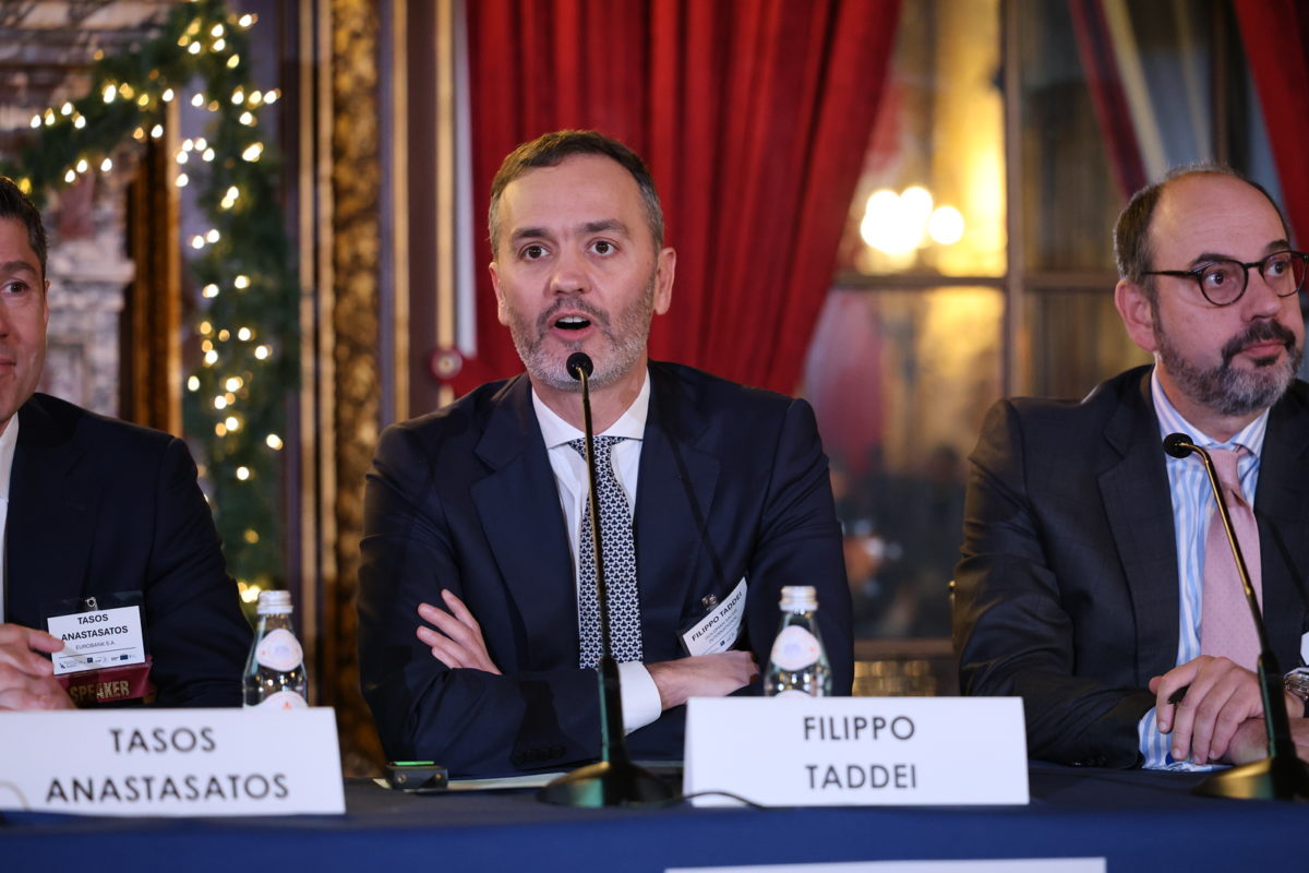 Capital Link forum: Οι προοπτικές μετά την επενδυτική βαθμίδα – 4 αναλυτές εξηγούν