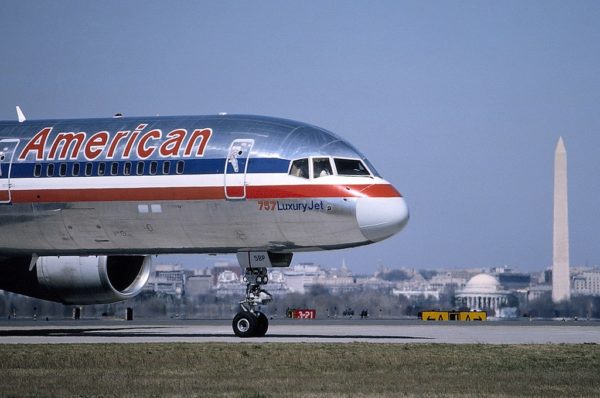 Σύγκρουση αεροσκαφών της American Airlines στην πίστα του αεροδρομίου της Ουάσινγκτον – Δεν αναφέρθηκαν τραυματισμοί