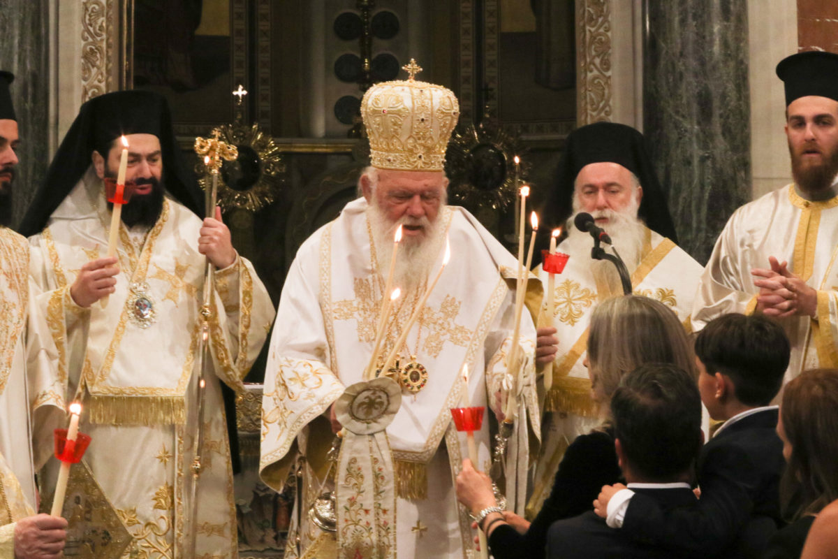 Με μεγαλοπρέπεια τελέστηκε η Ακολουθία της Αναστάσεως στη Μητρόπολη Αθηνών