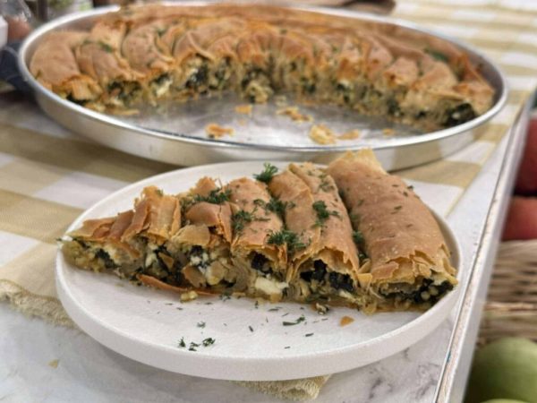 Παραδοσιακή στριφτή σπανακοτυρόπιτα με φέτα