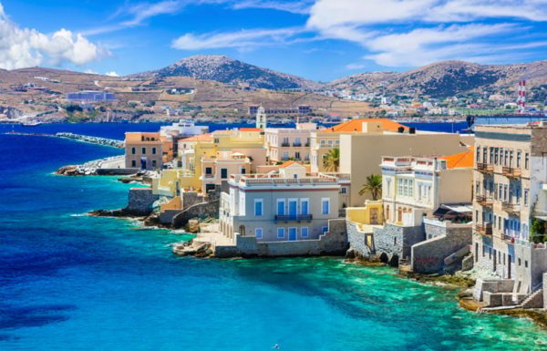 Η Σύρος πρώτη ανάμεσα στα «κρυμμένα πετράδια» της Ελλάδας για το 2025​​​​​​​​​​​