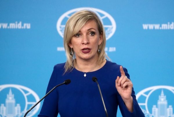 Επίθεση Μόσχας κατά Ζελένσκι: Είναι «διεθνής τρομοκράτης» – «Πρόδωσε τον παππού του, βετεράνο του πολέμου», λέει η Ζαχάροβα