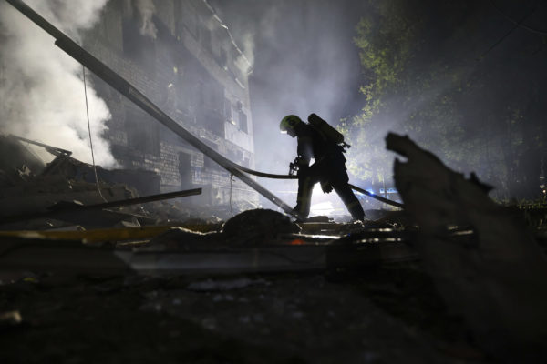 Ουκρανία: Τουλάχιστον πέντε τραυματίες στη νυχτερινή ρωσική επιδρομή με drones στο Κίεβο – Ανάμεσα τους δυο έφηβοι