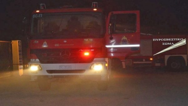 Μεγάλη πυρκαγιά σε εξέλιξη στη Μάνδρα Αττικής σε εργοστάσιο ανακύκλωσης μπαταριών